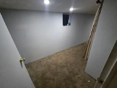 Student Room for Rent very close to McMaster University Hamilton Image# 1