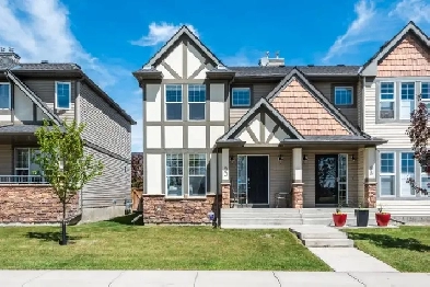 PRICE DROP! UPGRADED END UNIT EVERGREEN TOWNHOUSE WITH A YARD Image# 2