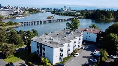 Fully updated 1 Bedroom, 1 Bath Condo with harbour views! Image# 10