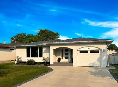 Move-in ready 4 bed 2.5 bath 1270 SF bungalow FOR SALE Image# 2