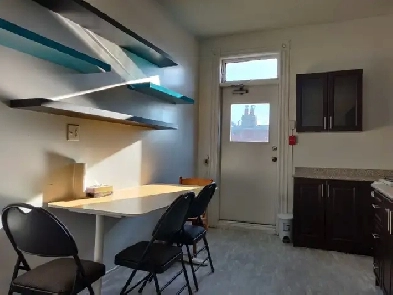 3-Bedroom Downtown Apartment - For STUDENT Rent Image# 9