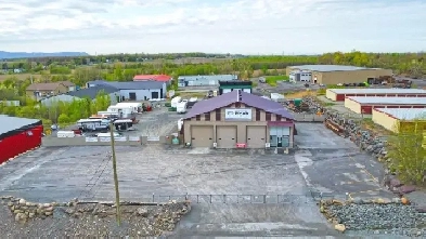 Bâtiment commercial 4 174,35 pi², terrain clôturé,près de Granby Image# 3