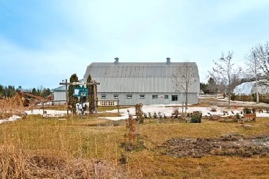 Weedon (Estrie) : Domaine équestre de 71 acres, écurie 17 box Image# 1