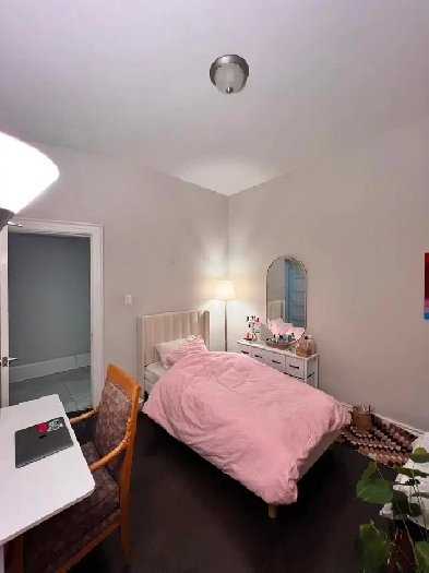 Private Room in 3 bed 1 bath Townhouse Image# 1