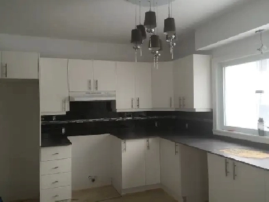 6 1/2 1st floor, park. yard, locker, near subways, hwy 15 Image# 1