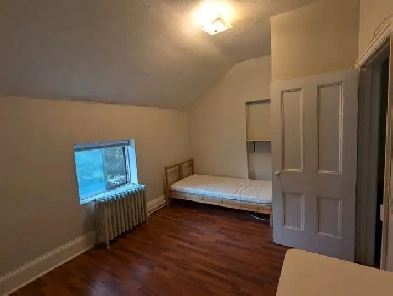 Room for rent near McMaster University Image# 1