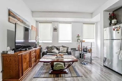 Beautiful 1-Bdrm   Den with Rooftop Terrace in Yorkdale Village Image# 8