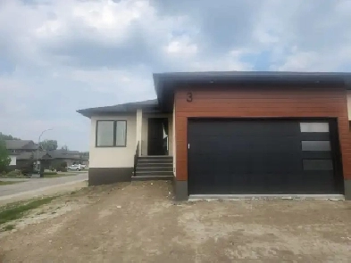 House for Sale in White City Image# 2