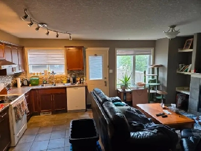 3 Bed, 2.5 Bath Duplex Main Floor near Westmount Image# 13