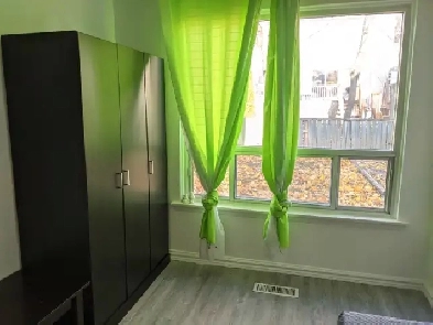 Room Available near Steels and Bathrust is in Main floorrr Image# 1
