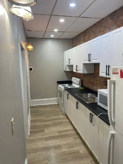 Reasonable Price Renovated Main Fl 2 Bdrm Charming Duplex Image# 1