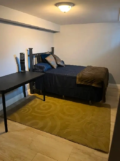 Private room with bed and desk ,  Student preferred. Image# 8