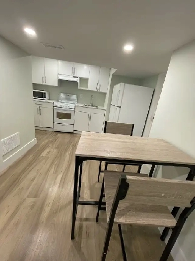 3 Bedroom 3 bathroom New Apartment Fully Furnished near UWindsor Image# 3