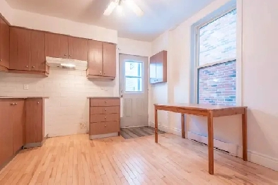 Grand 5 ½ au RDC avec cour arrière, Ville-Marie, Métro Frontenac Image# 1