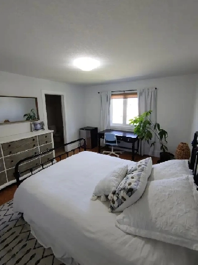Large deluxe furnished room ensuite walk-in closet parking Image# 10