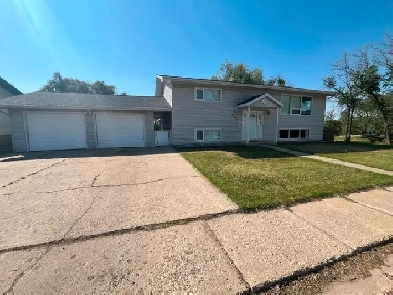 House for Sale in Daysland Image# 1