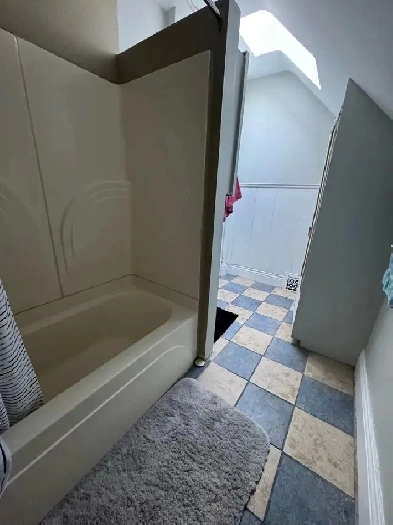 Spacious room for sublease Image# 2