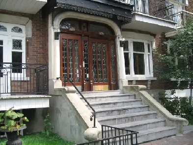 Plateau petit Laurier grand 4 et demi,  cour, garage Image# 1