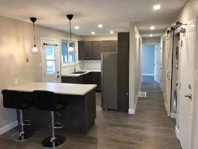 3 Bed, 2 Parking, 1 Bath Main Floor Unit Image# 1