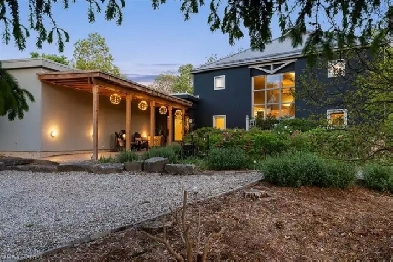 364 Robinson – Acreage, Luxury, and a Lifestyle You’ll Love! Image# 8