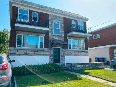 Grand 4 Chambres- Jardin Privé et Stationnement- Vieux-Longueuil Image# 10
