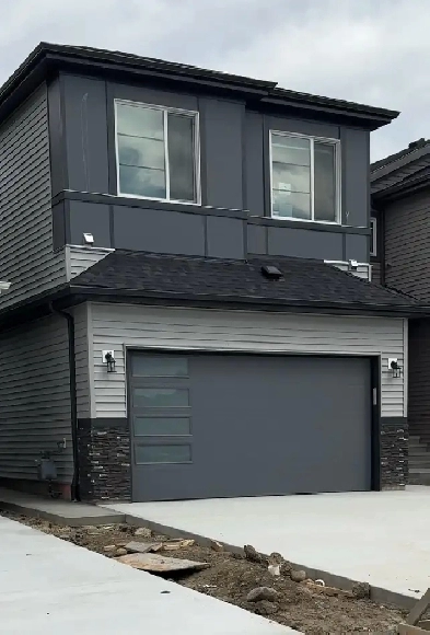 Spacious 3-Bed Main Floor | Across from Golf Course | Pet Frien Image# 4
