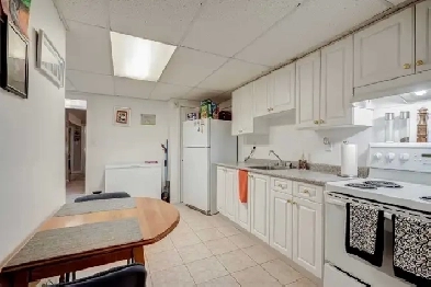 1 large room with wet bar&fridge-Sept 1- Sharon/East Gwillimbury Image# 2