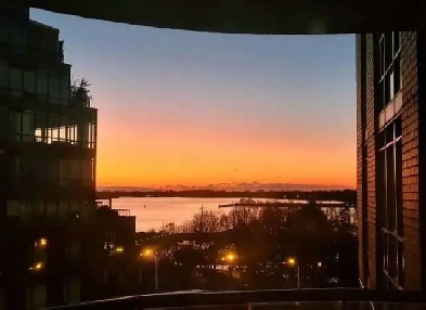 2-Bedroom Queen Quay with Stunning Lake Views Image# 2