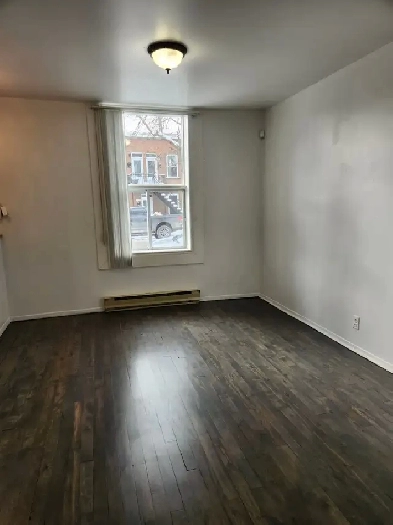 Grand logement 3 1/2 Den en 3e étage du Plex à louer Image# 4
