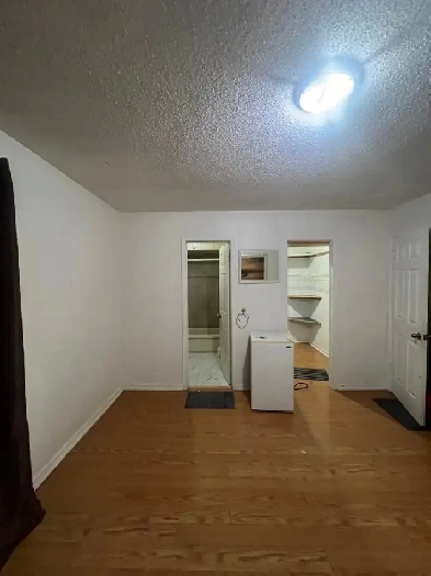 Master Bed, Attached bath - Square One Mississauga Image# 1