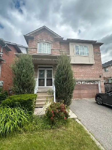 Detached House with Two-Car Garage for Lease in Aurora Image# 2