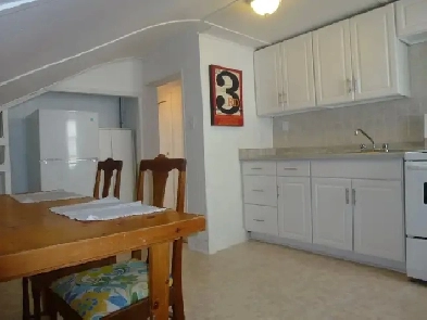 1 Bedroom   Den Apartment Image# 2