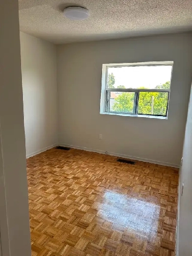 Bright and spacious 2 bedroom, 2 floor apartment in East York! Image# 8