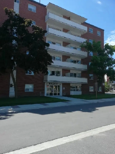 1 BEDROOM APARTMENT RENOVATED IN STREETSVILLE, MISSISSAUGA Image# 1