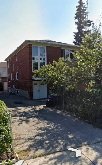HUGE 3 Bedroom Apartment on 3rd floor of a Triplex Image# 4