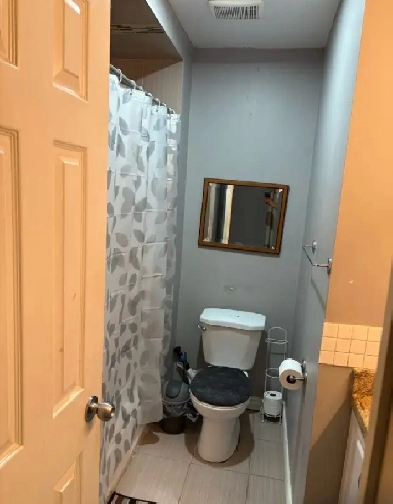 Main Floor room available immediately for 1 matured male @ Huron Image# 1