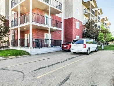 Top-Floor 1-Bedroom Condo for Rent in Ellerslie, Vaulted Ceiling Image# 10