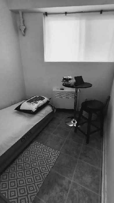 room avail. wifi. close to metro point! non smoking. Image# 1