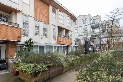 Quiet courtyard facing 2 beds plus Den 2 mins away from Skytrain Image# 8
