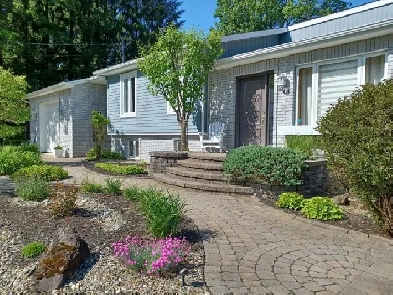 3 chambres, 2 garages, piscine creusée, grand terrain et plus! Image# 1