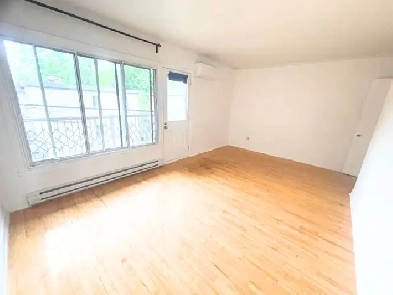 4 1/2 Renovated NDG 1,440$ VACANT Image# 2