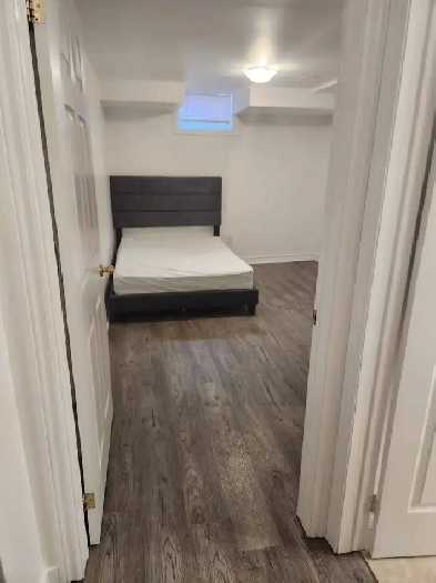 Room for male, available now, near Sq. ONE MISSISSAUGA Image# 3