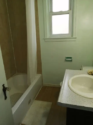 Main floor rooms near Mc for rent Image# 1