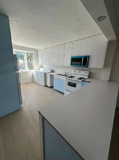BRIGHT AND SPACIOUS ROOM FOR RENT - NEWMARKET - yonge and davis Image# 2