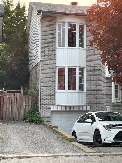 Single House. Fenced. Buses 25 mins to Ottawa Univ, downtown Ott Image# 7
