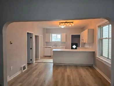 Renovated 2-Bed   Den   Bsmt/Laundry/AC/Yard Access (Mulvey Ave) Image# 3