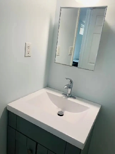 Square1,UTM,Sheridan,1 basement room with private toilet,parking Image# 1