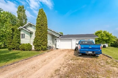 Bi-level 888 sq ft, 3 beds, 2 baths on the RIVER in Ste Anne. Image# 9