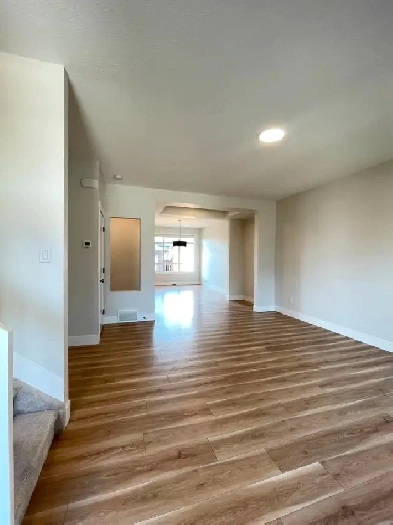 Beautiful 3bedroom double garage duplex in Keswick for rent Image# 4