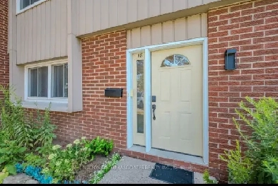 LOOKING FOR FEMALE STUDENT TO SHARE TOWNHOUSE IN PRIME LOCATION Image# 1